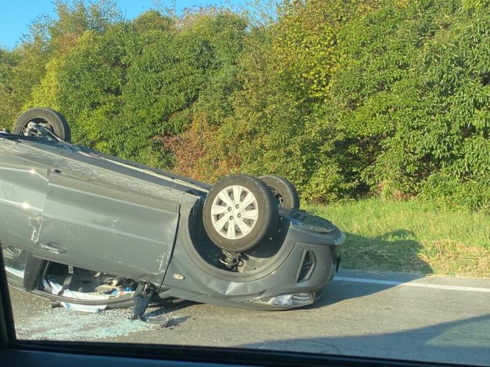 Scontro tra due auto alla rotatoria della tangenziale di Collecchio: una si ribalta, un ferito