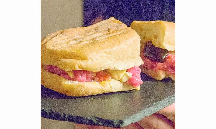 Un bistro in piazza Tra panini, tapas e pizze alternative