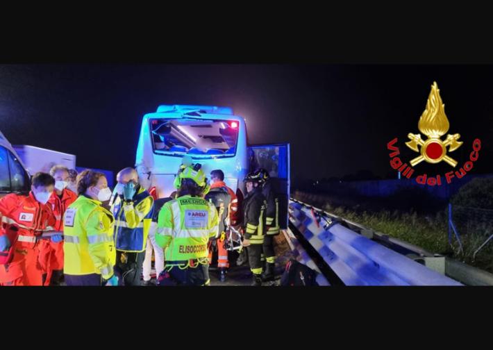 Tir tampona un bus nella notte in A1, 6 passeggeri in ospedale