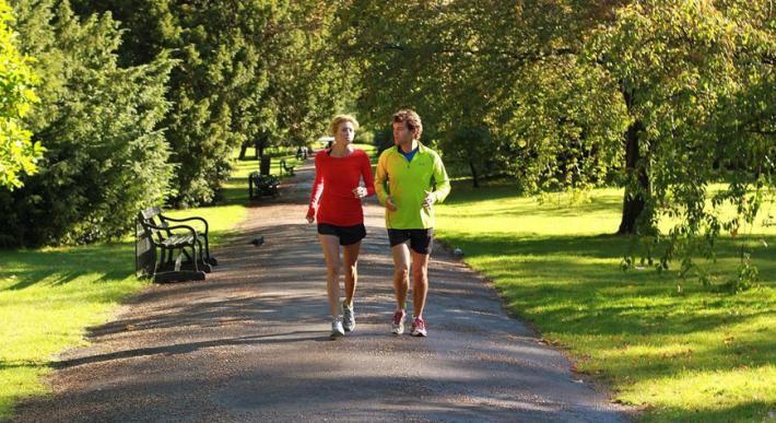 Camminare allunga la vita, meglio ancora se a passo veloce