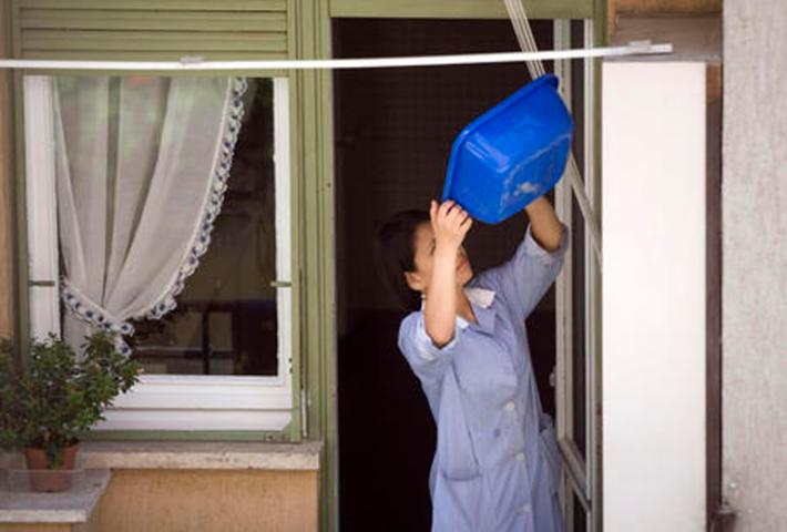 Colf ubriaca distrugge casa, arrestata da polizia con taser
