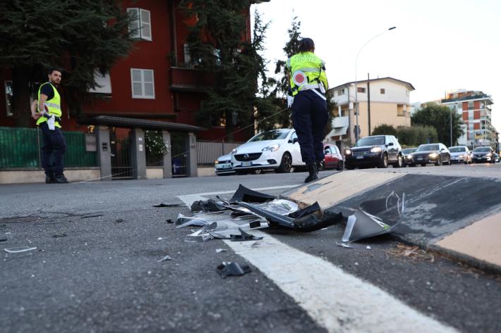 Auto pirata in via Traversetolo:  travolge uno scooter e poi si d&agrave; alla fuga