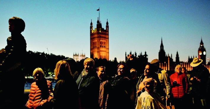 Londra, tutti in fila anche di notte:   l'omaggio a Elisabetta
