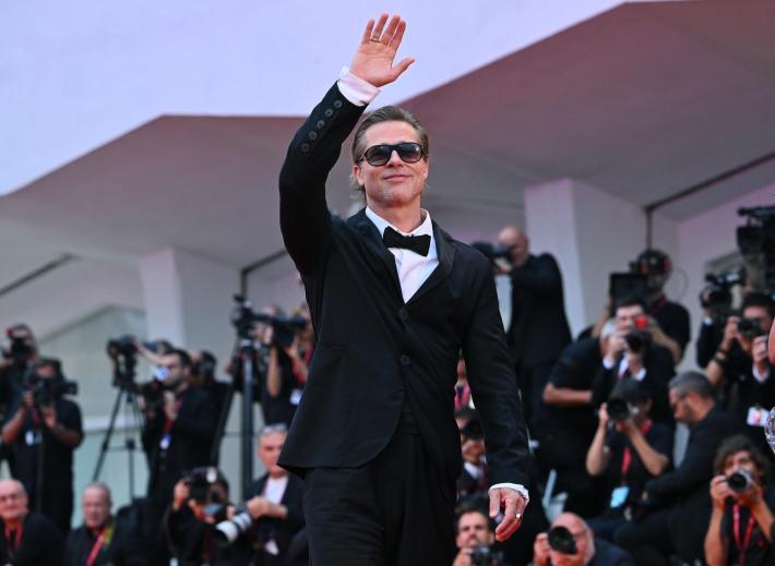 Brad Pitt debutta come scultore con una mostra in Finlandia