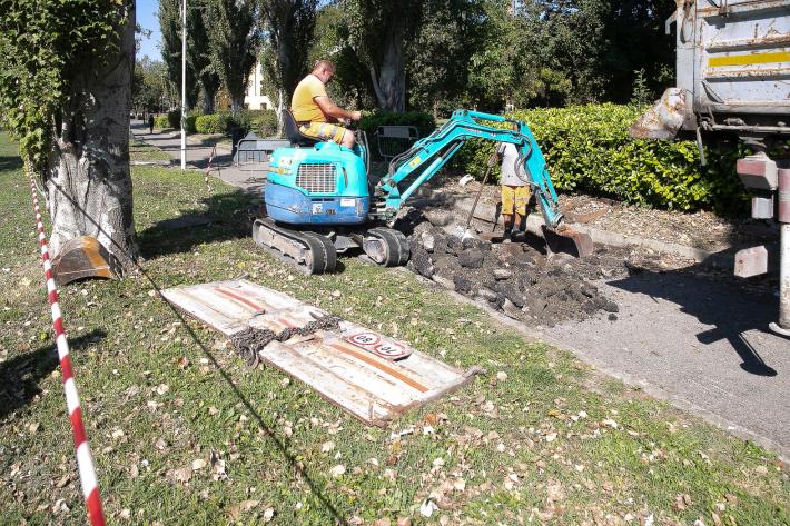 Lavori in corso per chiudere la buca