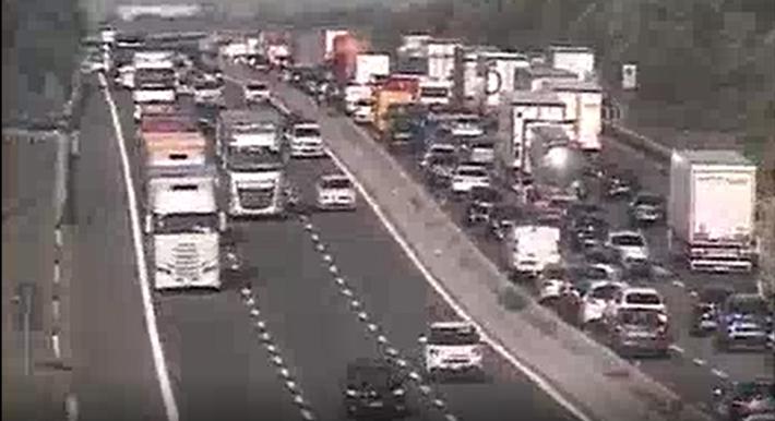Autocarro in fiamme tra Parma e il Bivio A1/A15: coda di 2 km in direzione Milano. E verso Bologna coda per curiosi