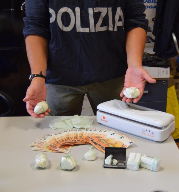 Spacciatore albanese arrestato: in casa aveva 230 grammi di coca e 1400 euro