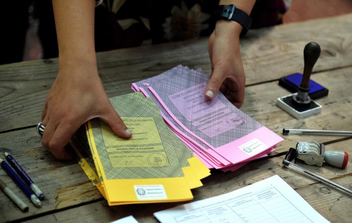 Prime proiezioni, FdI al 24,6%, Pd 19,4,  centrodestra  al 43,3%, il centrosinistra al 25,4%.  Gli exit poll: Meloni e alleati con la maggioranza al Senato e alla Camera.