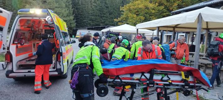 15 tecnici del Saer impegnati per 7 ore sotto un vento impetuoso per l'escursionista caduto  trasportato su una barella fino a Lagdei - Foto