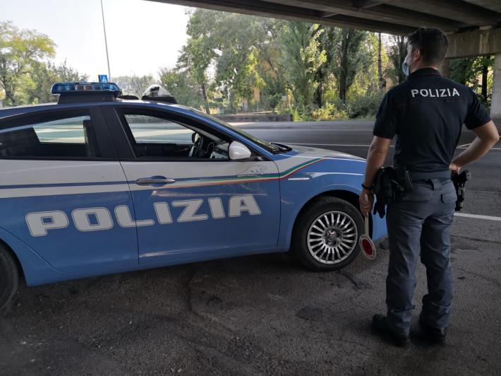 Viale Fratti, esce dal ristorante cinese senza pagare il conto e portandosi via un tablet: inseguito e fermato