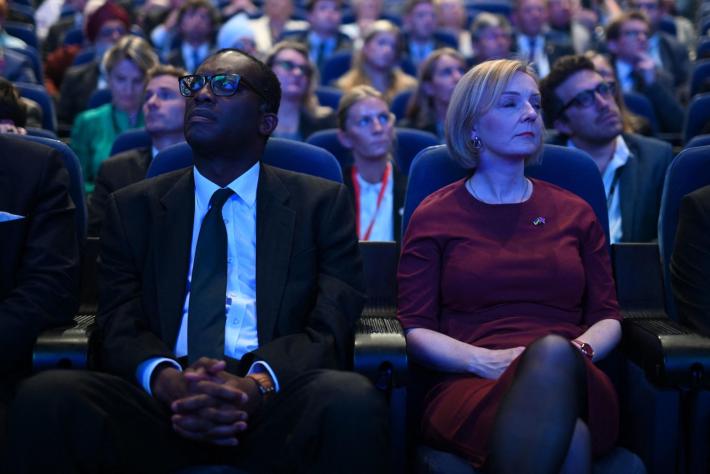 Londra fa marcia indietro su taglio a tasse sui piu' ricchi