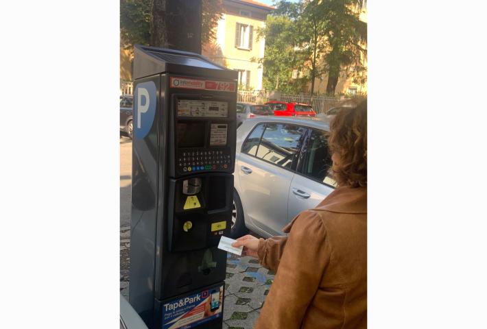 Nuovi parcometri,  ora la sosta in strada si pu&ograve; pagare  con la carta di credito