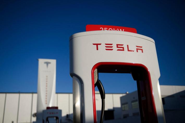 Crescono i Supercharger di Tesla. Anche a Parma