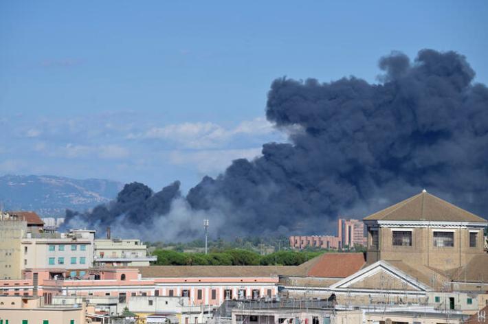Incendio vicino stazione Termini a Roma, nube fumo su centro