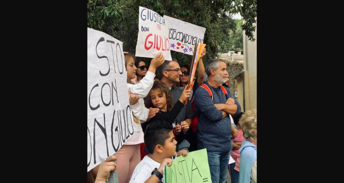 Paese in piazza per il parroco arcobaleno sospeso