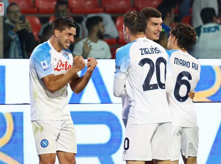 Il Napoli batte 4-1 la Cremonese e balza da solo in testa alla classifica 