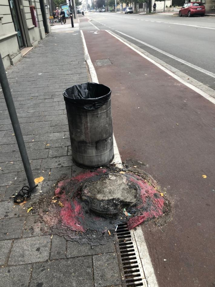 Via Emilia Est, il bidone "colato": quel che resta dopo i vandalismi