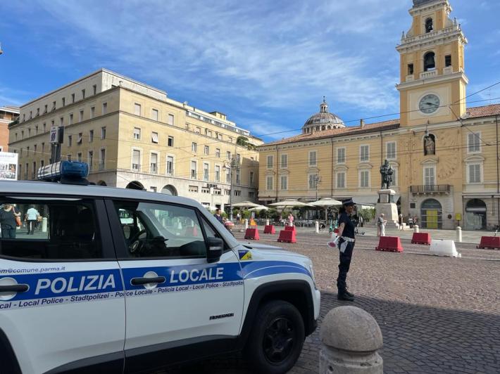 Auto a zig zag lungo via Trento: 48enne parmigiano alla guida con un tasso di alcol otto volte superiore al limite