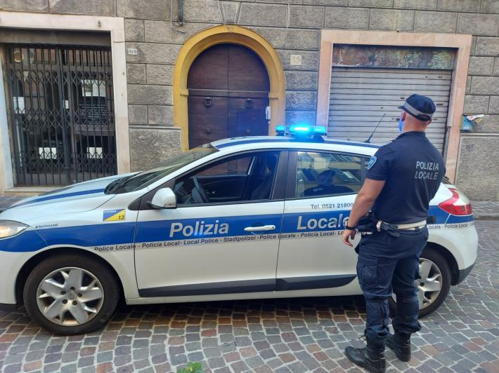 Novantenne svenuto in casa da giorni, salvato dalla Polizia Locale e dai Vigili del Fuoco