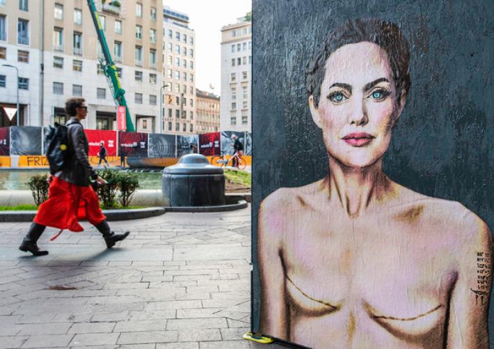 Tumori: Angelina Jolie con segni mastectomia. Un murales a Milano