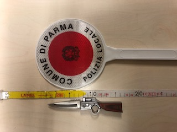 Controlli della Polizia Locale nell&rsquo;area antistante il Centro di Raccolta di via Lazio. Clandestino, armato di coltello, indagato per resistenza a pubblico ufficiale.