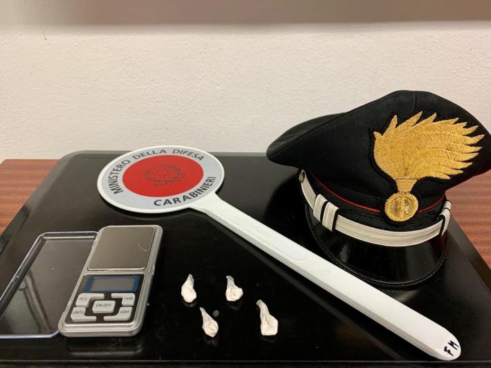 Scandiano costringe la madre ad accompagnarlo a vendere la droga:arrestato dai carabinieri