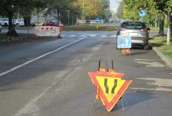 &laquo;Lavori in corso in via Picasso ma il segnale &egrave; capovolto (e rotto)&raquo;