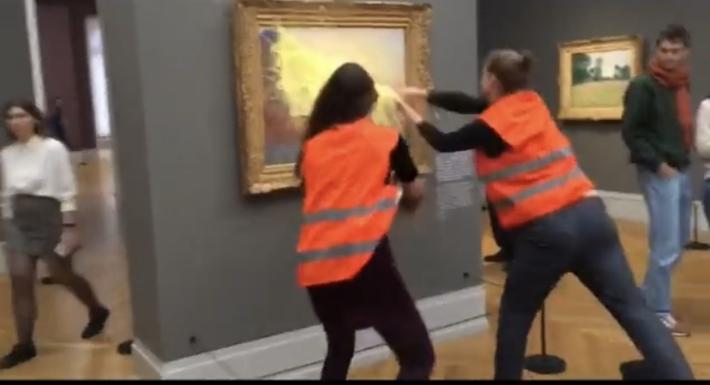 Pure' di patate contro un quadro di Monet al museo di Potsdam in Germania