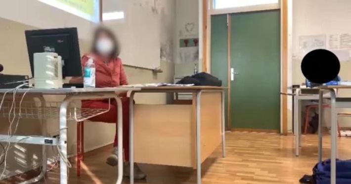 Con pistola ad aria compressa in classe, colpita prof