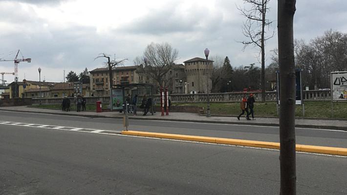 Viale Toschi, donna investita dal bus. E a causa della frenata si ferisce lievemente anche una passeggera