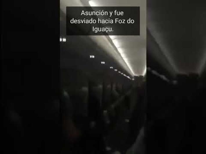 Forti turbolenze, l'aereo ha uno scossone: urla e preghiere a bordo - Video