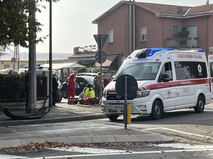 Scontro tra autro e scooter all'incrocio tra via Sidoli e via XXIV Maggio