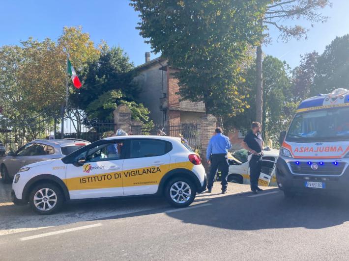 Auto nel fossato: traffico alternato sull'Asolana