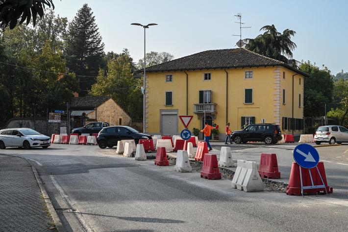 Rotatoria in centro: lavori a pieno regime