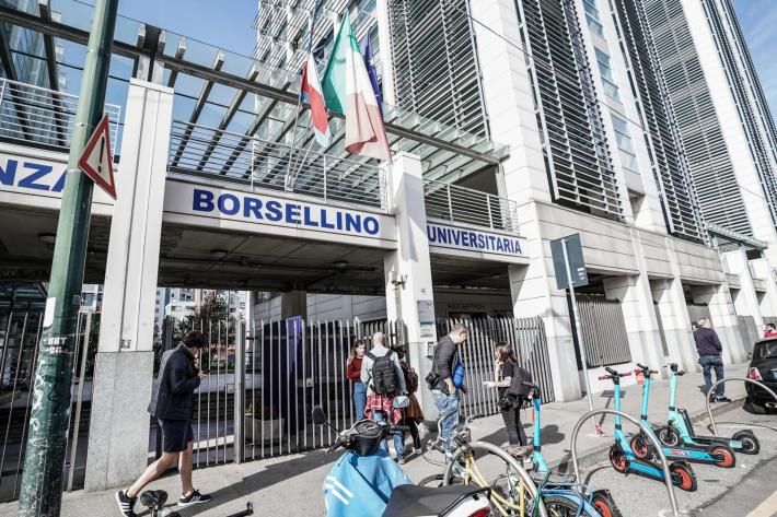 Studentessa aggredita da un uomo in un campus universitario a Torno: ricoverata