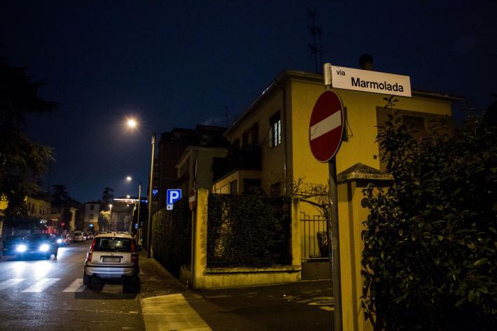 Rider in bici  scippato in via Marmolada:  rapinatore 21enne  condannato