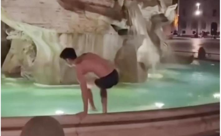 Piazza Navona, si spoglia e fa bagno nella fontana del Bernini: il video diventa virale
