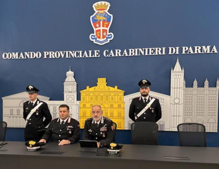 Rubano il bancomat a un anziano di Roccabianca e spendono 2.500 euro: un 40enne in carcere, una 72enne ai domiciliari