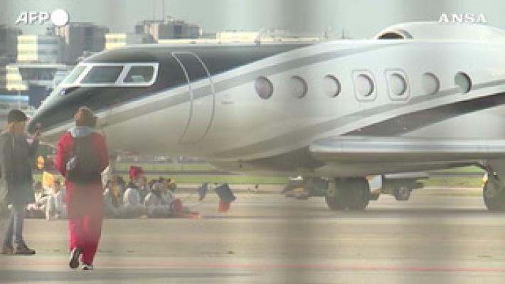 Attivisti bloccano pista jet aeroporto di Amsterdam