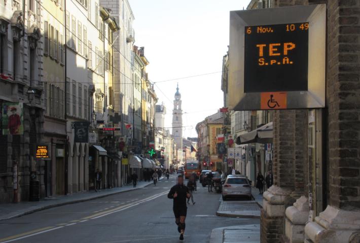 Municipio, la &laquo;palina informativa&raquo; non informa: nessun bus in arrivo. E l&rsquo;ora &egrave; rimasta&hellip; legale