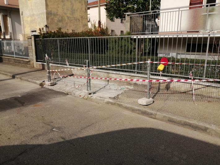 Un marciapiede in via Sigillato non viene riparato da tre mesi
