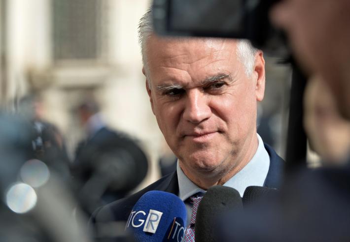 Firmato l'accordo ministero-sindacati per il contratto dei professori: aumento medio di 100 euro