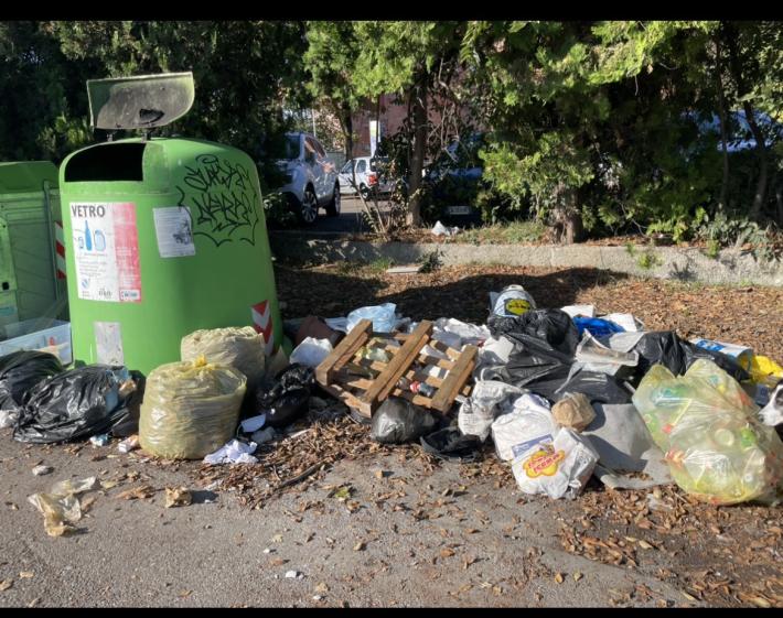 Via Po, il Comune c'&egrave; (e pulisce), gli incivili anche