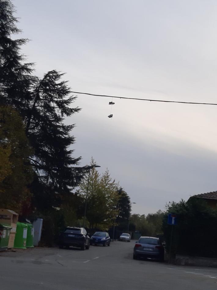 Shoefiti in piazza a San Michele Tiorre: spaccio o scherzo (di cattivo gusto)?