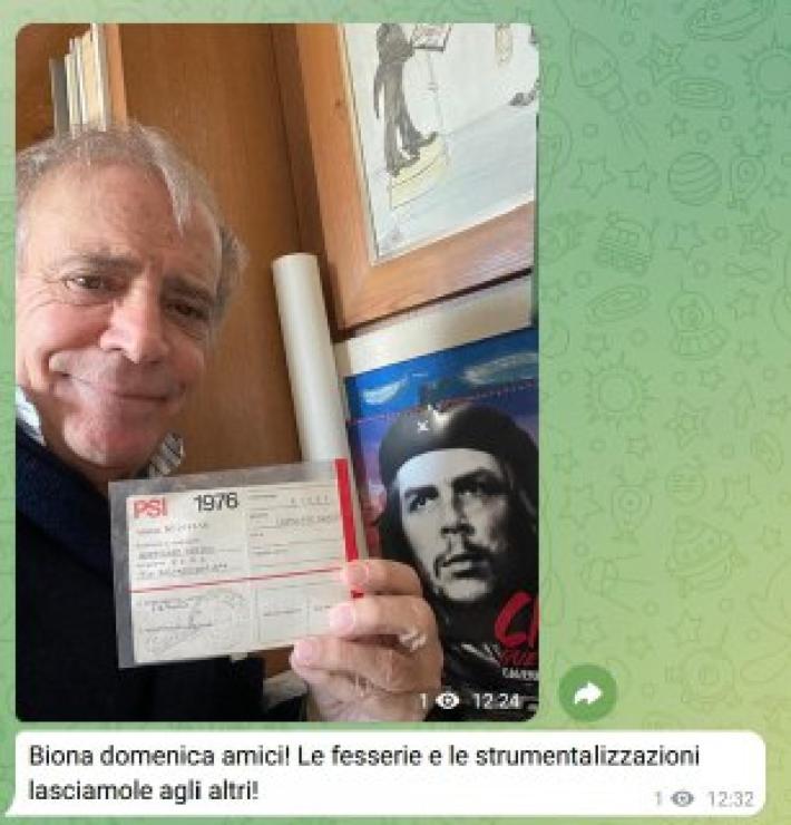 Enrico Montesano con la maglia della X Mas a "Ballando con le stelle" . La Rai lo sospende