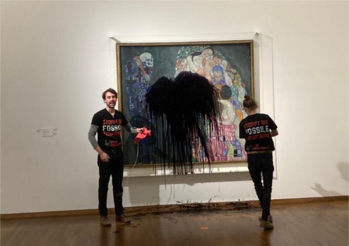 Un altro blitz degli ambientalisti contro l'arte: capolavoro di Gustav Klimt imbrattato di nero a Vienna