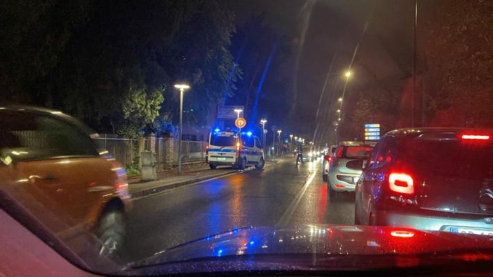 Incidente in via Mantova, ferito un giovane caduto con il monopattino. 