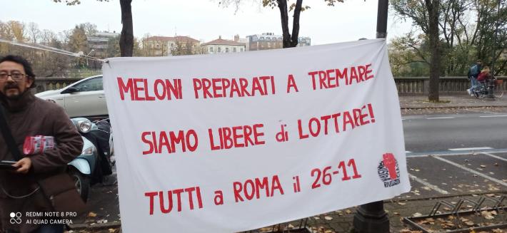 Striscione contro il governo e volantinaggio degli studenti in viale Maria Luigia 