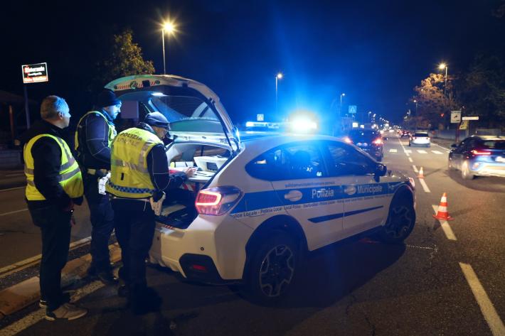 Incidente in via Emilio Lepido, un'auto si allontana dopo lo scontro
