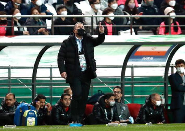 Mondiali: Iran non canta l'inno, tifosi li insultano 